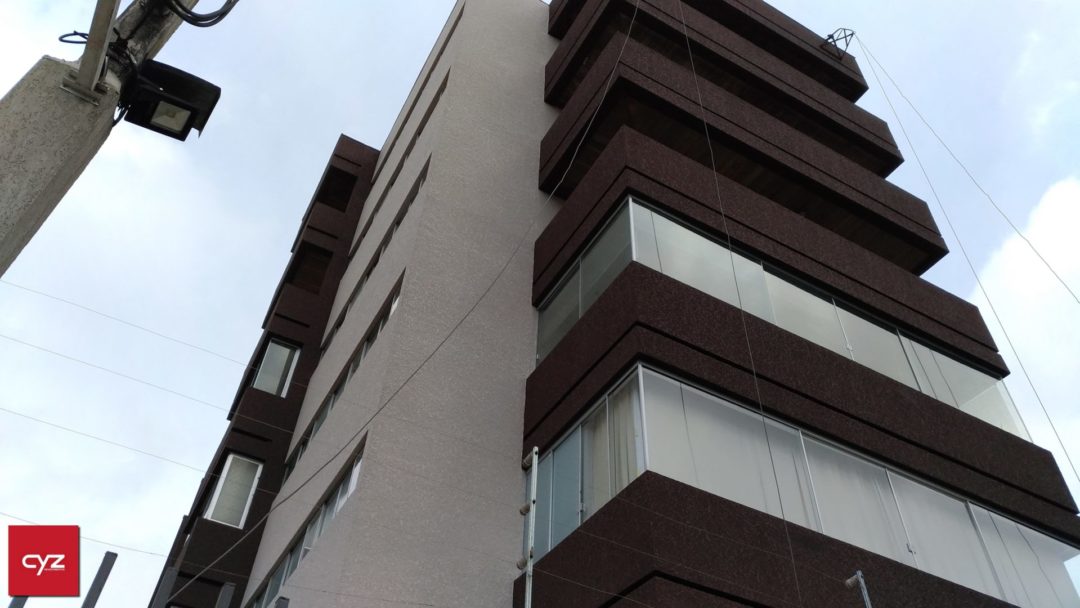 CYZ Projetada Marrom Real em prédio regularizado com CYZ Patrola, no bairro Mercês, em Curitiba.