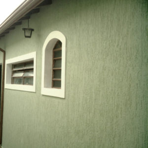 Parede Externa com CYZ Grafiato Hidrorrepelente na cor verde.