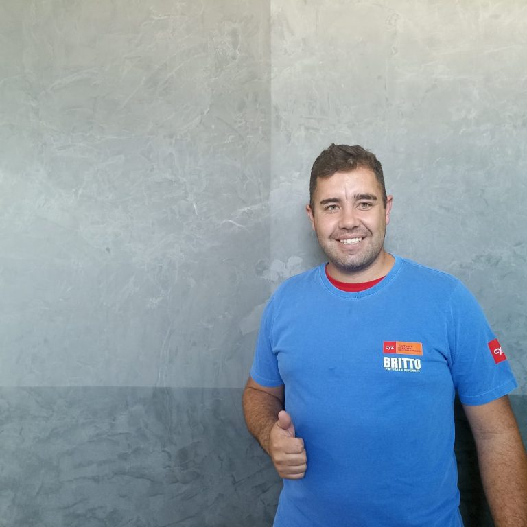 Profissional Britto posando com CYZ Cimento Queimado e uniforme patrocinado pela CYZ.