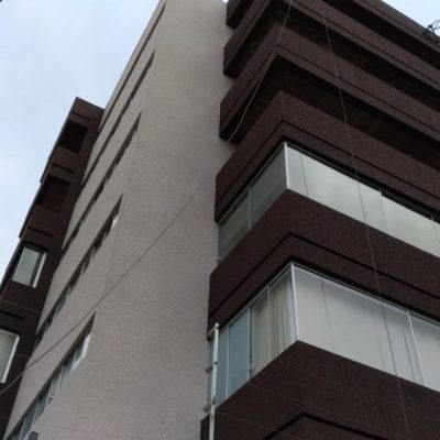 CYZ Projetada Marrom Real em prédio regularizado com CYZ Patrola, no bairro Mercês, em Curitiba.