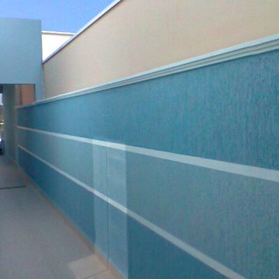 Muro azul com grafiato.