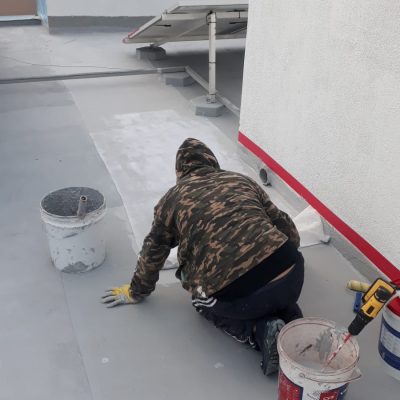 CYZ Vedac cinza sendo aplicado com manta bidim.