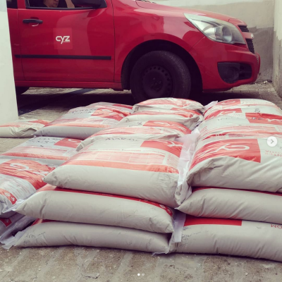 Veículo de entrega da CYZ Revestimentos e carga descarregada