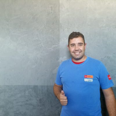 Profissional Britto posando com CYZ Cimento Queimado e uniforme patrocinado pela CYZ.