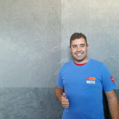 Profissional Britto posando com CYZ Cimento Queimado e uniforme patrocinado pela CYZ.