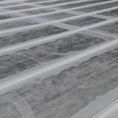 CYZ Vedac com tela vedando as emendas entre telhas de zinco.